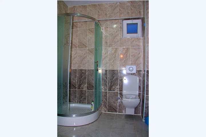 Asyalı Kız Öğrenci Yurdu duş ve WC